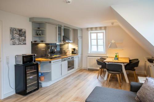 a kitchen and dining room with a table in a room at Ferienwohnung Wrixumer Marsch in Wrixum
