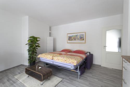 Un dormitorio con una cama y una mesa. en Apartment Hannover Top Citylage en Hannover