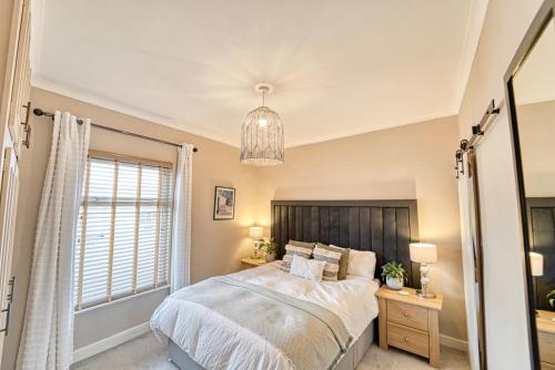 um quarto com uma cama grande e uma janela em Guest Homes - Loughborough Road House em Leicester