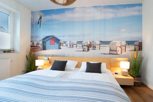 ein Schlafzimmer mit einem Bett und einem Gemälde eines Strandes in der Unterkunft Brenkenhagener Weg 8 -10 Calimera in Grömitz