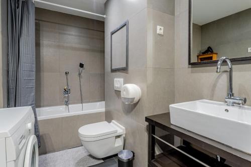 łazienka z toaletą, umywalką i wanną w obiekcie Ó211 w Budapeszcie