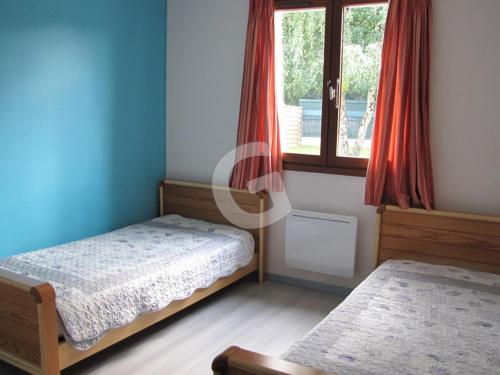 une chambre avec deux lits et une fenêtre dans l'établissement Maison 4 pers. en Forêt, Proche Plages et Activités, Saint-Vincent-sur-Jard - FR-1-357-256, à Saint-Vincent-sur-Jard