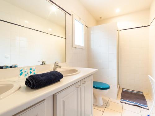 une salle de bain blanche avec un lavabo et un miroir dans l'établissement Villa à Biscarrosse avec piscine chauffée et jardin pour 6 personnes - FR-1-521-93, à Biscarrosse