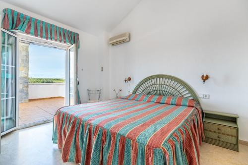 een slaapkamer met een bed en een glazen schuifdeur bij Las Ramblas in Orihuela