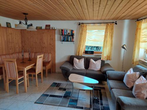 ein Wohnzimmer mit einem Sofa und einem Tisch in der Unterkunft Urlaub an der Grenze in Lauterbach