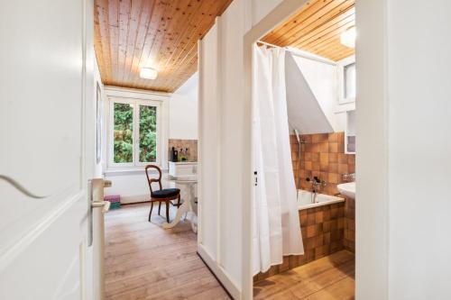 een badkamer met een bad en een wastafel bij Villa Bellevue Rüschlikon in Rüschlikon