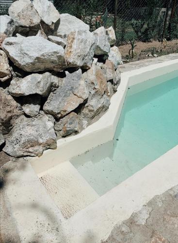 una pila de rocas junto a una piscina en Villa La Isolina en Villa Giardino