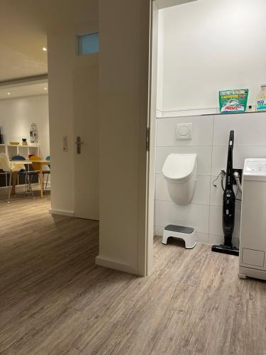a bathroom with a toilet in a room at Am kleinen Mühlenteich - Zentrale ruhige Lage mit Parkplatz und Fahrrädern in Flensburg