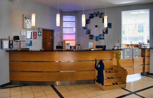 a bar in a restaurant with a counter at Familienhotel Citylight in Berlin