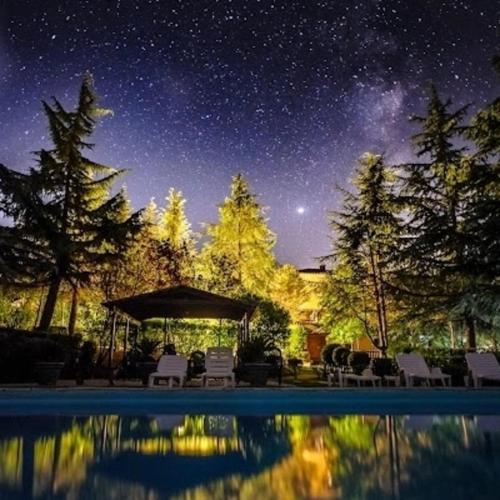 a starry sky over a swimming pool at night at Dependance Giardino in Umbertide