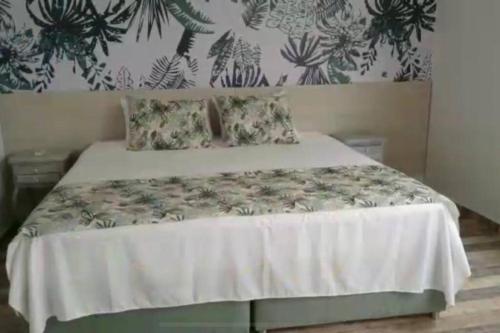 1 dormitorio con 1 cama con edredón blanco en Espectacular casa de descanso. Flandes - Girardot en Flandes