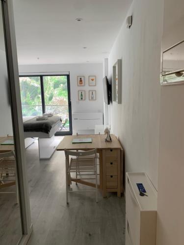 Habitación con escritorio, silla y cama. en CP High floor luxury studio, en Gibraltar