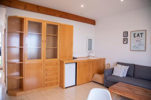a living room with a cabinet and a sink and a couch at El Globo in Valencia