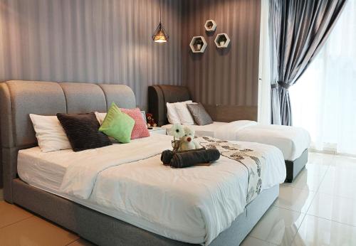 dwa łóżka siedzące obok siebie w sypialni w obiekcie Modern Luxury Studio w mieście Seri Kembangan