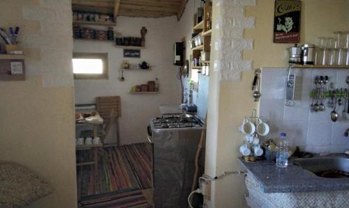 eine kleine Küche mit Herd und Spüle in der Unterkunft Hidden place in Siwa