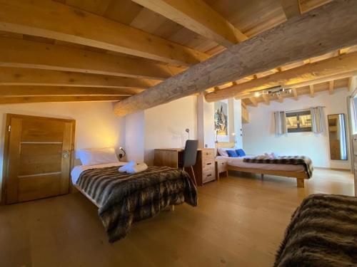 - une chambre avec 2 lits et une télévision dans l'établissement Chalet Mountain Vibes, aux Houches
