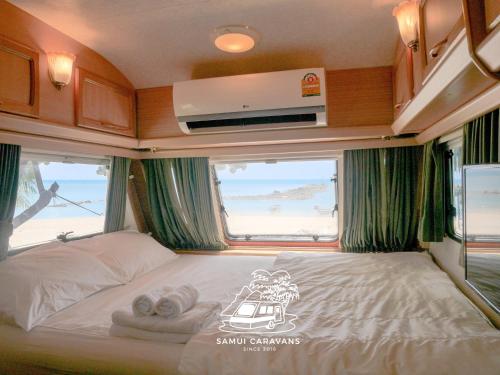 Tempat tidur dalam kamar di Samui Caravans