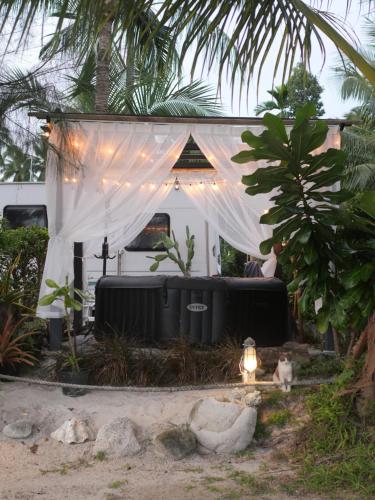 Aed väljaspool majutusasutust Samui Caravans