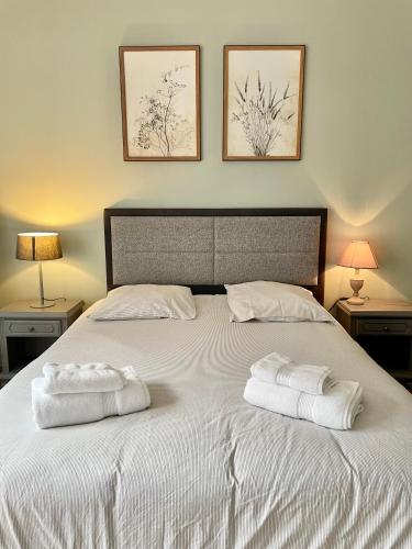 מיטה או מיטות בחדר ב-La Batelière, appartement mer avec patio privé