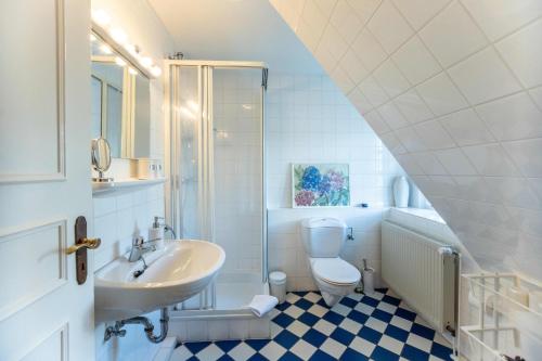 WrixumにあるFerienhaus Walterのバスルーム(洗面台、トイレ、シャワー付)