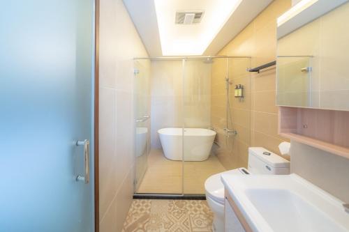 a bathroom with a shower and a toilet and a sink at HiHi Skylight in Hengchun