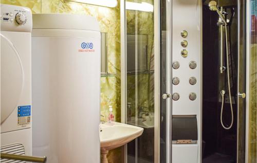 y baño con ducha y lavamanos. en Nice Home In Passebekk With 3 Bedrooms And Wifi en Svarstad