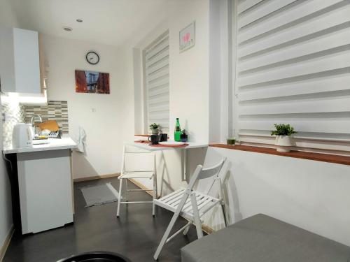 uma cozinha com mesa e cadeiras num quarto em Studio Piekary 1-go Maja em Piekary Śląskie
