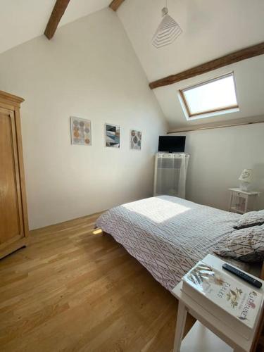 une chambre avec un lit et une table dedans dans l'établissement Maison avec exterieur, à Bû