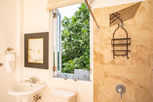 baño con lavabo y ventana en Casa Loba Suite 2 at 413 with private pool en Rincón