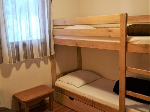 a bedroom with two bunk beds and a table at Chalet Mitoyen 3 Pièces 6 Pers. - Résidence Le Hameau du Puy - Piscine Chauffée, Proche Pistes - FR-1-504-642 in Superdevoluy