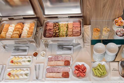 ストルミツァにあるHotel Eternoの冷蔵庫(種類豊富な食品付)