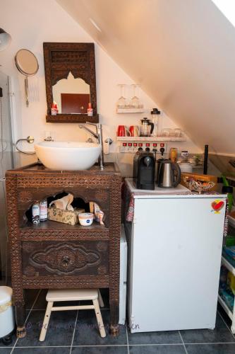 a kitchen with a sink and a counter with a cabinet at Berlin entspannt geniessen in Berlin