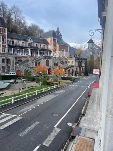 an empty street in a city with buildings at Appartement lumineux avec superbe vue in Eaux-Bonnes