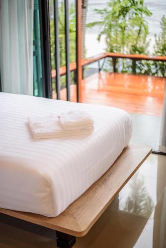 Ένα ή περισσότερα κρεβάτια σε δωμάτιο στο Mangrovebay Krabi Beachfront Pool Villa