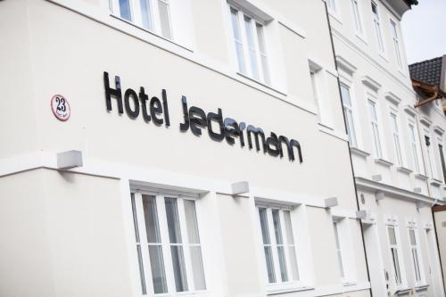 ein Schild für das Hoteljerusalem an der Seite eines Gebäudes in der Unterkunft Das Jedermann Boutiquehotel mit Stadtgarten in Salzburg