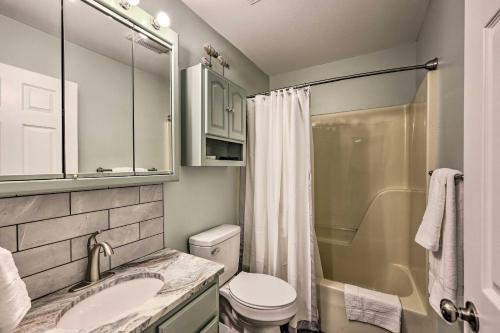W łazience znajduje się toaleta, umywalka i prysznic. w obiekcie Tranquil Lake Hamilton Retreat with Boat Dock! w mieście Hot Springs
