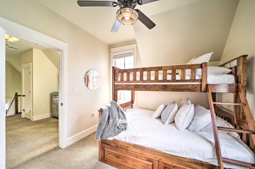 Ένα ή περισσότερα κρεβάτια σε δωμάτιο στο Carlton Landing Home Walk to Lake and Parks!