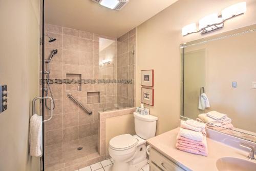 Bilik mandi di Lakefront Hot Springs Condo with Boat Dock!