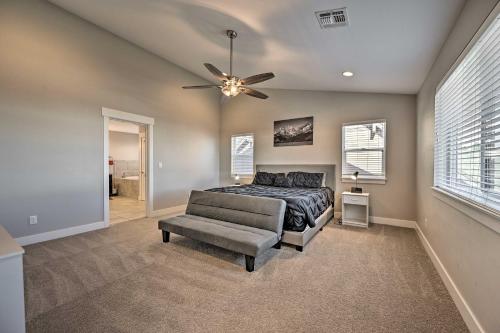 um quarto com uma cama e uma ventoinha de tecto em Lovely Flagstaff Home with Fenced Yard and Grill! em Flagstaff