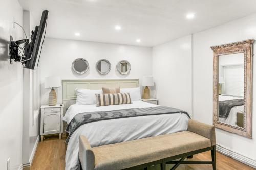 1 dormitorio con 1 cama grande y espejo en Summerland Lookout, en Summerland