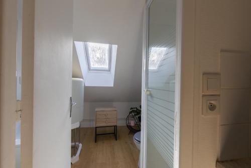 ein Bad im Dachgeschoss mit einem WC und einem Fenster in der Unterkunft L'appart K-ractère- City, cosy et design pour 4 pers in Le Mans