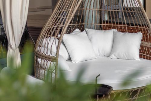 una hamaca con almohadas y una cama en ella en Forum - das Business & Lifestylehotel, en Widnau