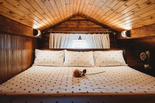 A bed or beds in a room at River fantasy ( Mrežnička fantazija )