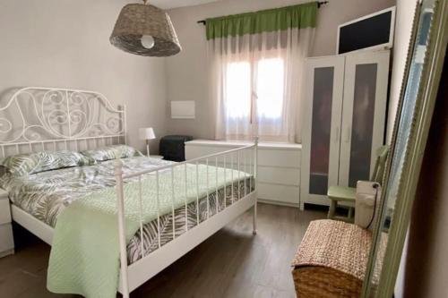 a bedroom with a white bed and a window at Villa Mandrés. Casa con jardín y piscina. Proximo a Puy Du Fou. in Totanés