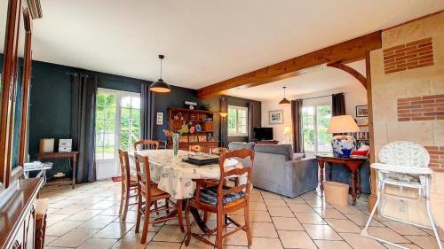 une cuisine et un salon avec une table et des chaises dans l'établissement Les Bleuets, à Mandeville-en-Bessin