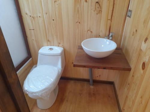 a bathroom with a toilet and a sink at Casa al mare uno - Matanzas y Pupuya in Navidad