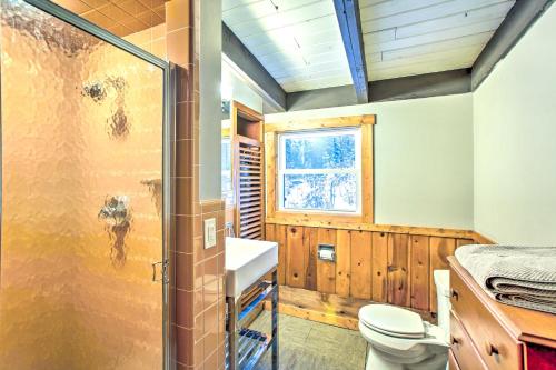 y baño con aseo, lavabo y ducha. en Peaceful Traverse City Cabin about 16 Mi to Dtwn!, en Traverse City