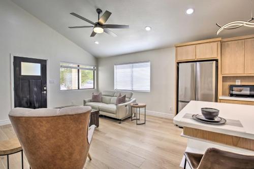 Dapur atau dapur kecil di Renovated Yuma Home with Community Pool!