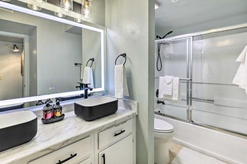 een badkamer met een wastafel, een toilet en een spiegel bij Laughlin Mtn Getaway 2 Mi to Colorado River in Laughlin
