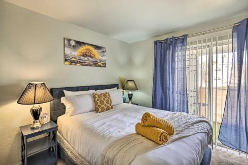 Schlafzimmer mit einem Bett und einem Fenster mit blauen Vorhängen in der Unterkunft Laughlin Mtn Getaway 2 Mi to Colorado River in Laughlin